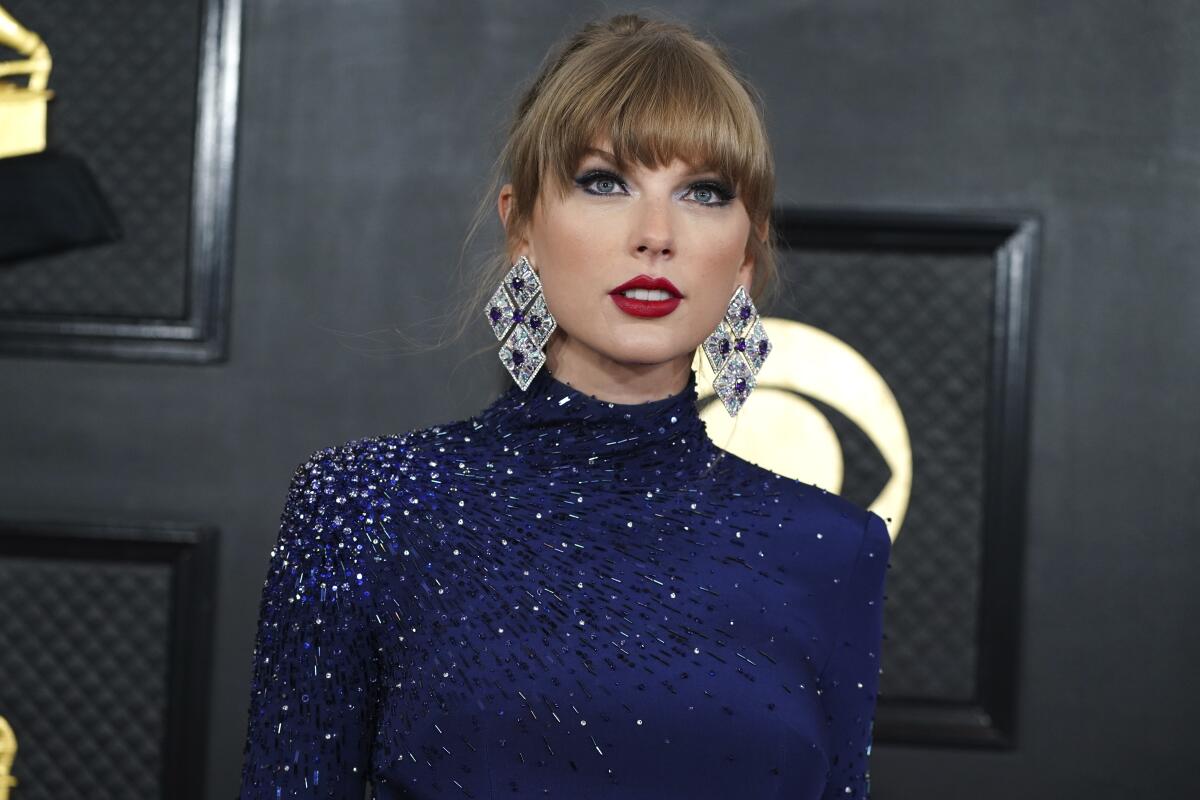 ARCHIVO - Taylor Swift llega a la 65a entrega anual de los premios Grammy el domingo 5 de febrero de 2023 en Los Ángeles. 