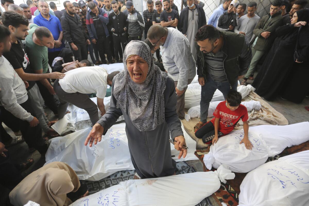 Palestinos lloran la muerte de familiares 