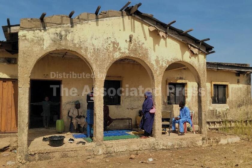 Los dolientes se reúnen en la casa de Hassan Yakubu Makuku, subdirector de la Escuela Secundaria Pública para Chicas, donde ayer hombres armados secuestraron a 25 niñas y lo mataron, en Kebbi, Nigeria, el martes 18 de noviembre de 2025. (Foto AP/Tunde Omolehin)