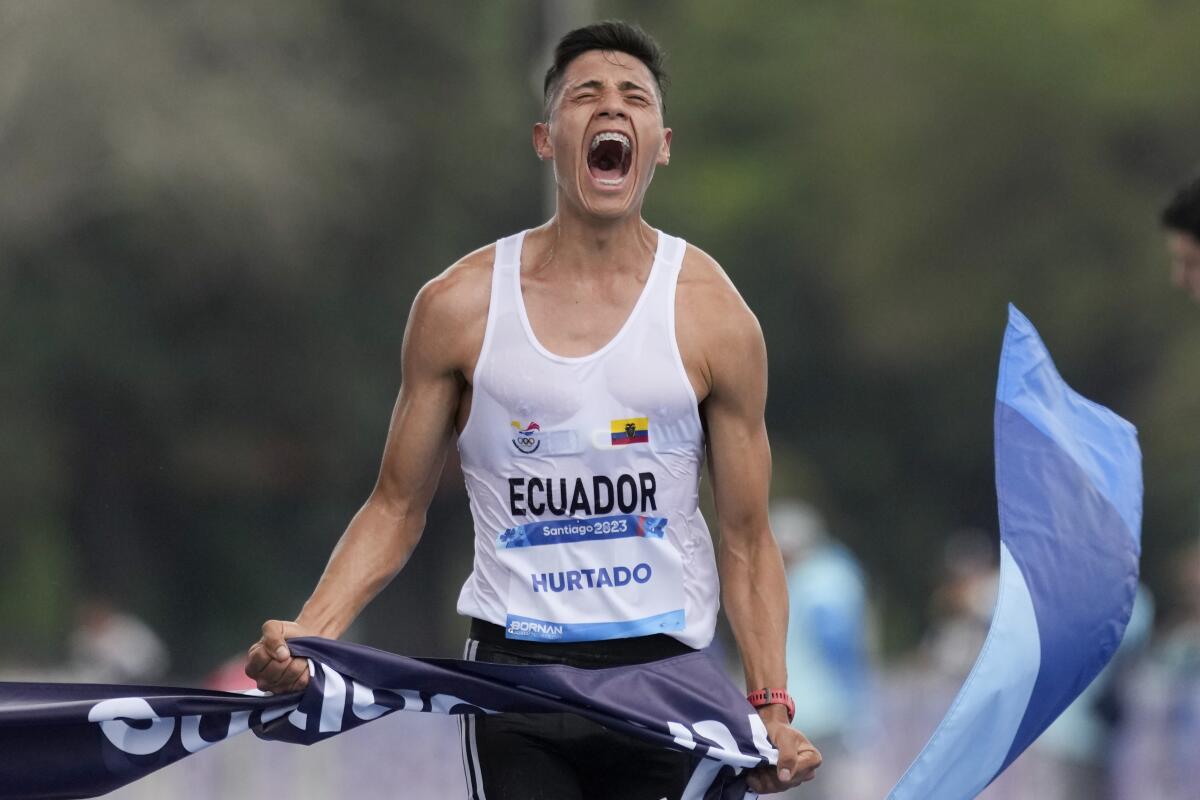 El ecuatoriano Alexander Hurtado celebra 