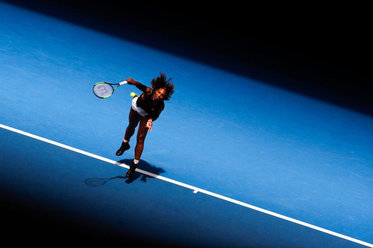 AUS139 MELBOURNE (AUSTRALIA) 17/01/2017.- La estadounidense Serena Williams en acción ante la suiza Belinda Bencic hoy, martes 17 de enero de 2017, durante un juego del Abierto de tenis de Australia en Melbourne, (Australia). EFE/MADE NAGI ** Usable by HOY and SD Only **