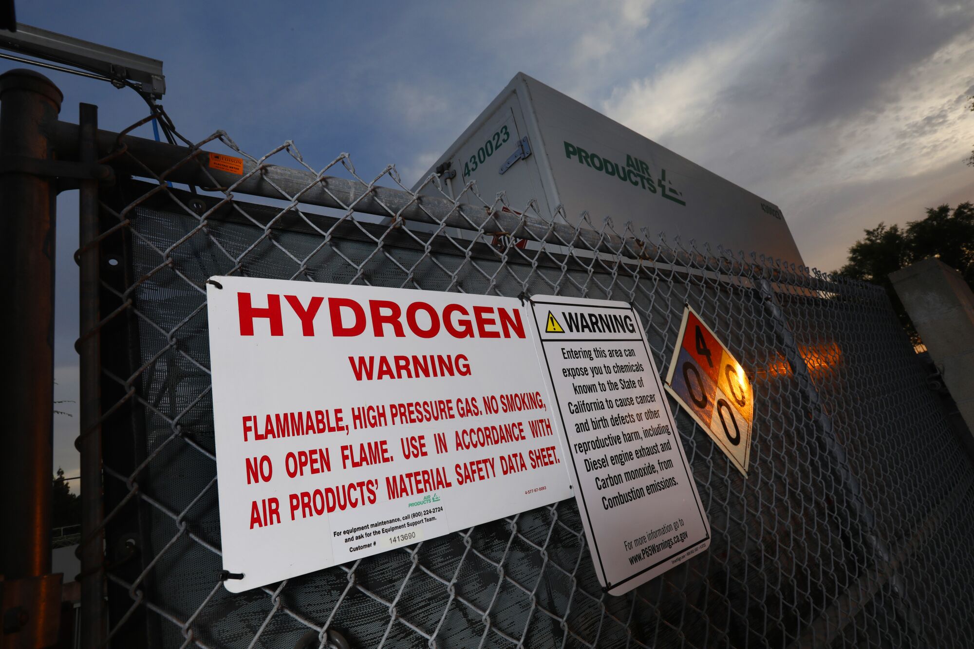 A sign reads "Hydrogen" with a "flammable" warning