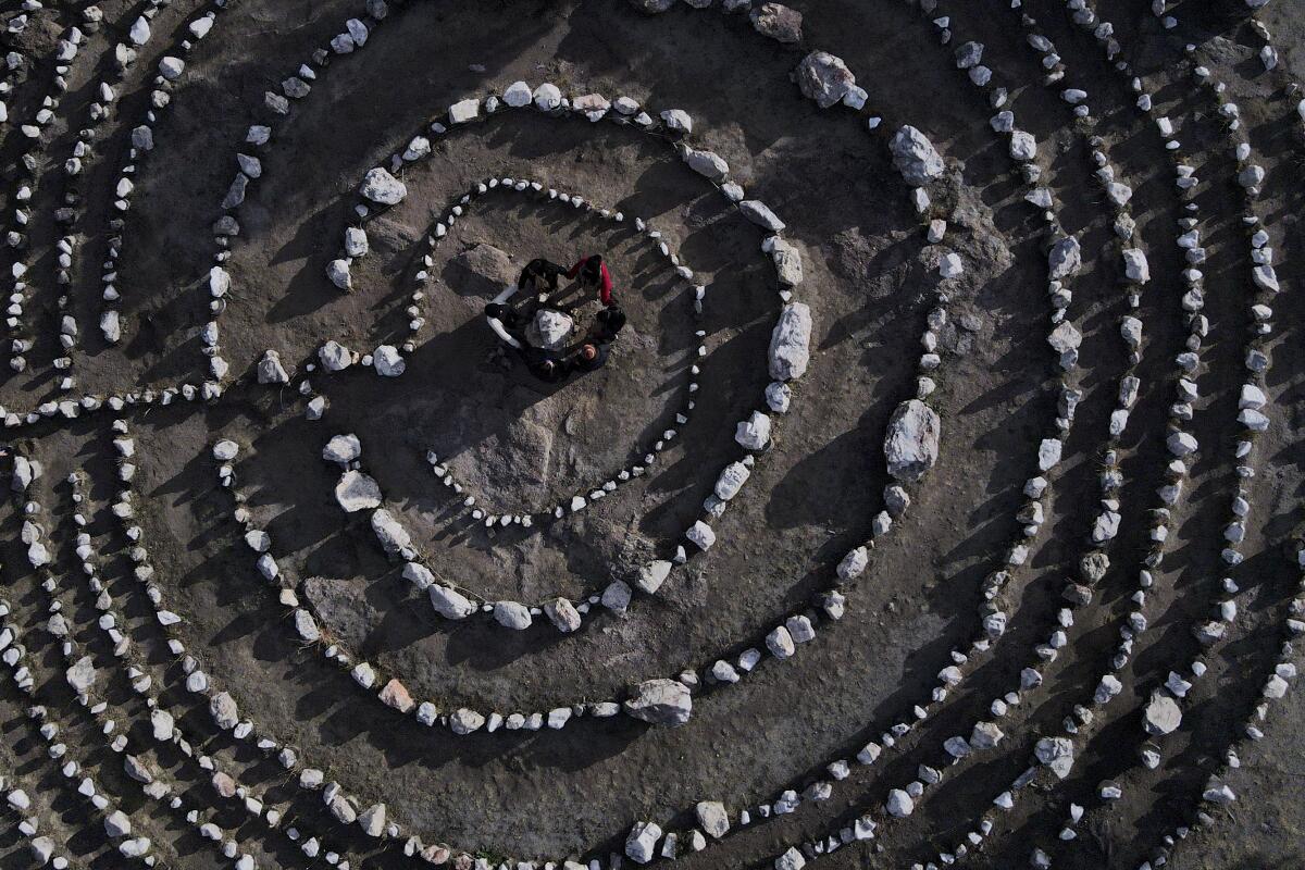 Un grupo de turistas brasileños en el parque temático espiritual Pueblo Encanto en Capilla del Monte, Argentina.