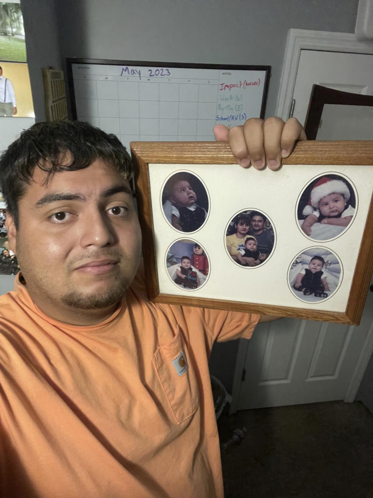 Salvador Rojas sostiene una foto de su familia,