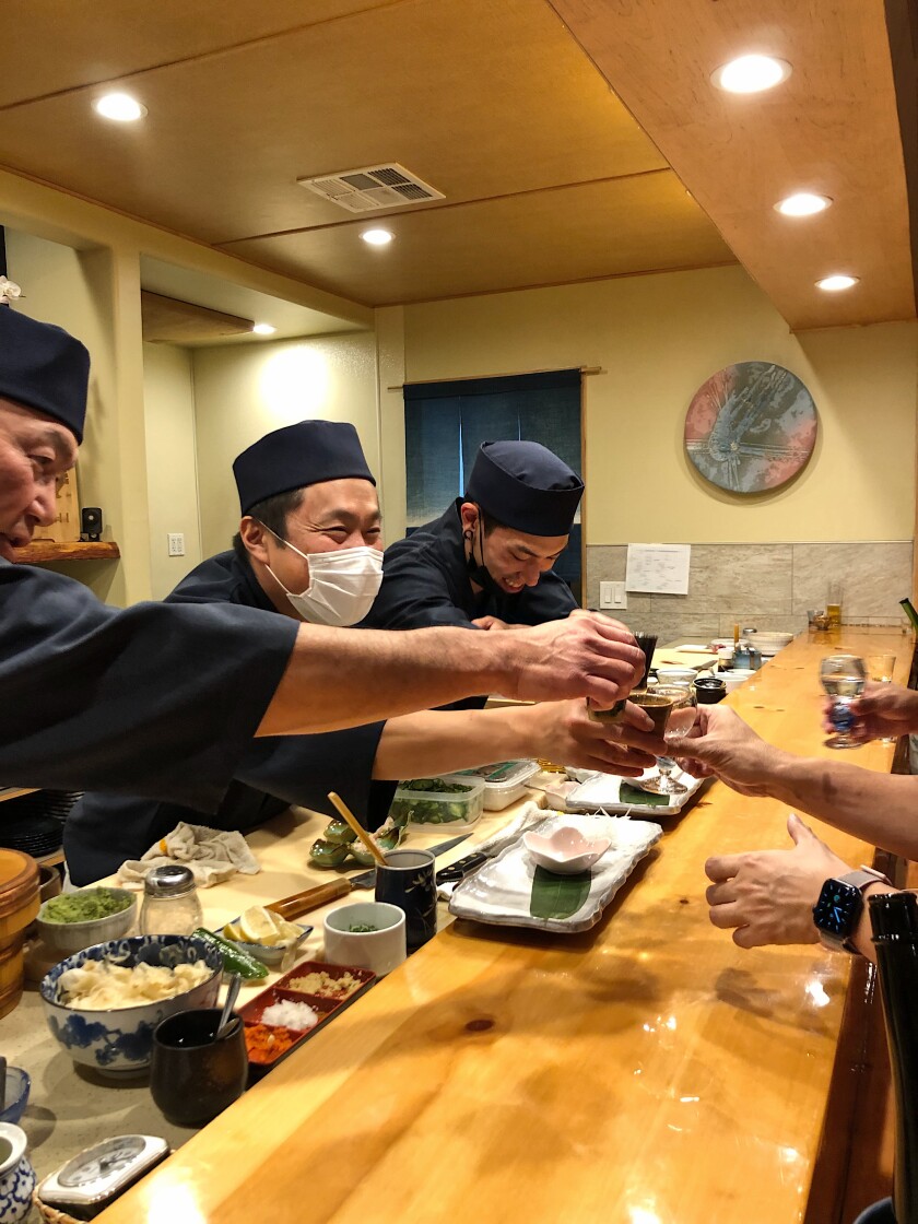 西一加戸屋は、大学ハイツのソイチ寿司でお客様と乾杯を交わしています。
