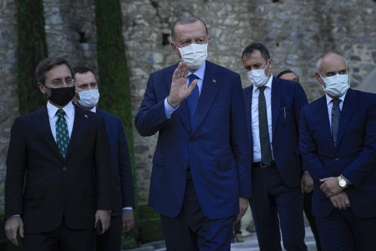 El presidente turco Recep Tayyip Erdogan, centro,