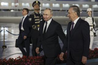 El presidente ruso Vladímir Putin (izquierda) y su homólogo de Uzbekistán, Shavkat Mirziyoyev, durante una reunión informal en el aeropuerto internacional en las afueras de Taskent, Uzbekistán, el domingo 25 de mayo de 2024. (Mikhail Metzel, Sputnik, Kremlin Pool Photo via AP)