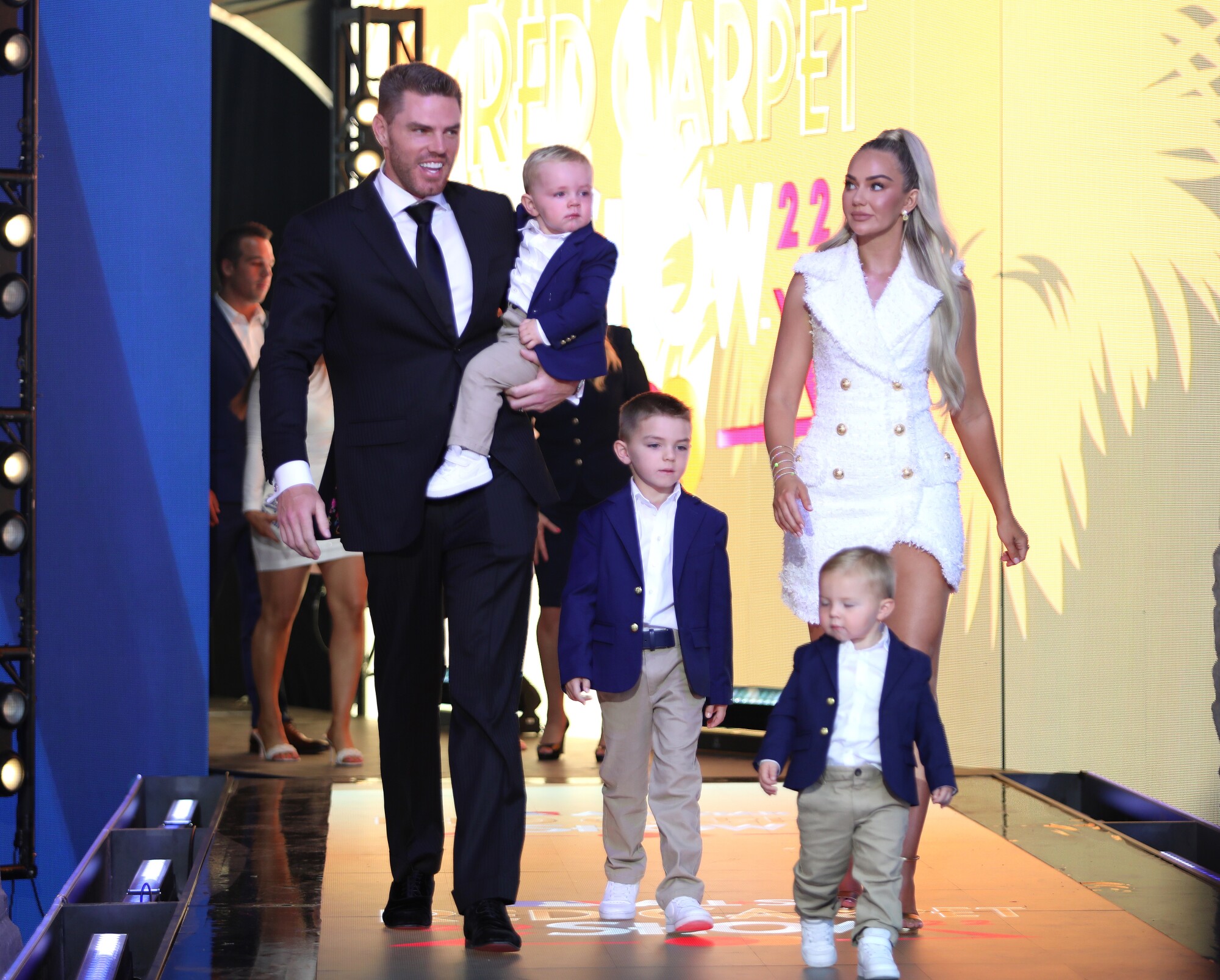 Le joueur de premier but des Dodgers, Freddie Freeman, arrive avec sa famille au salon du tapis rouge du match des étoiles de la MLB 2022.