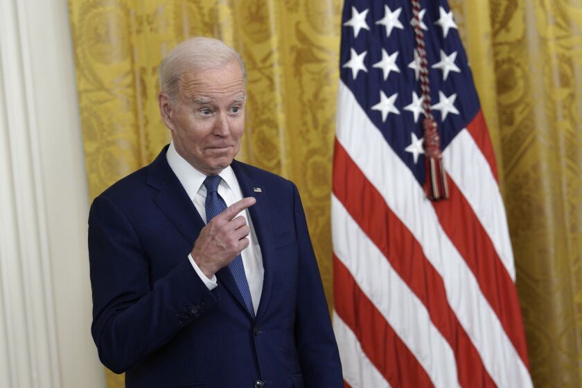 Biden firma orden que limita el uso de "spyware" por parte de la Inteligencia