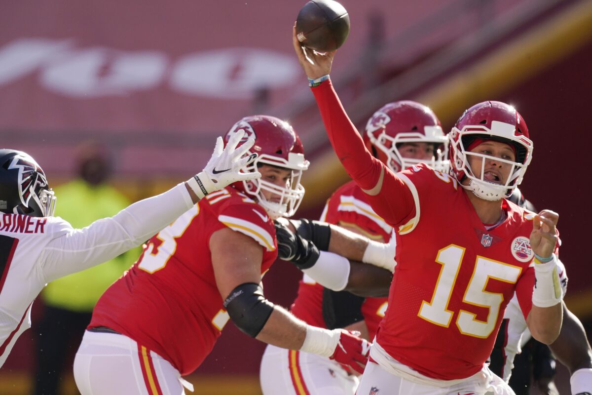 Patrick Mahomes, quarterback de los Chiefs de Kansas City, lanza un pase durante el partido del domingo 27 de diciembre de 2020, ante los Falcons de Atlanta (AP Foto/Charlie Riedel)