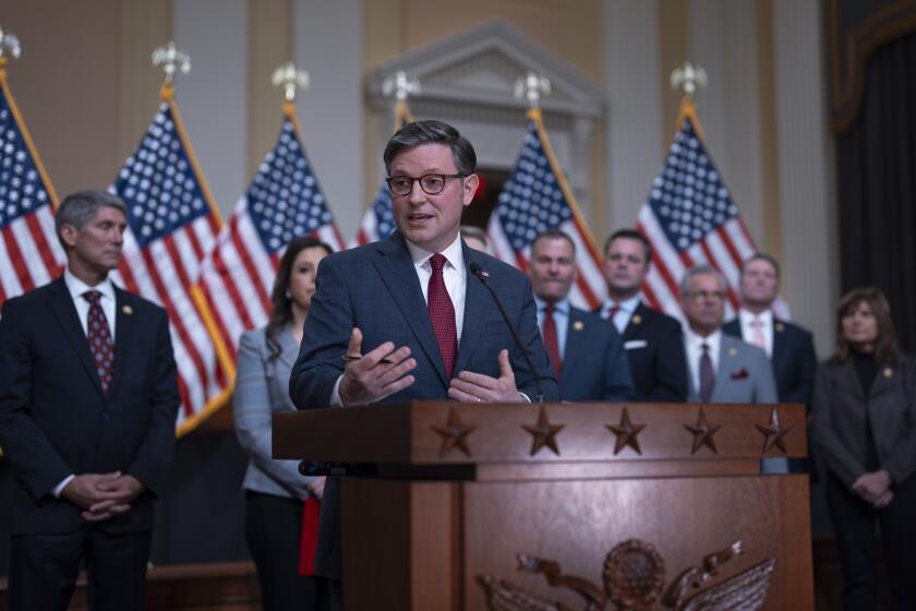 El presidente de la Cámara de Representantes Mike Johnson, acompañado de otros republicanos, durante una conferencia de prensa en el Capitolio, el miércoles 6 de marzo de 2024, en Washington. (AP Foto/J. Scott Applewhite)