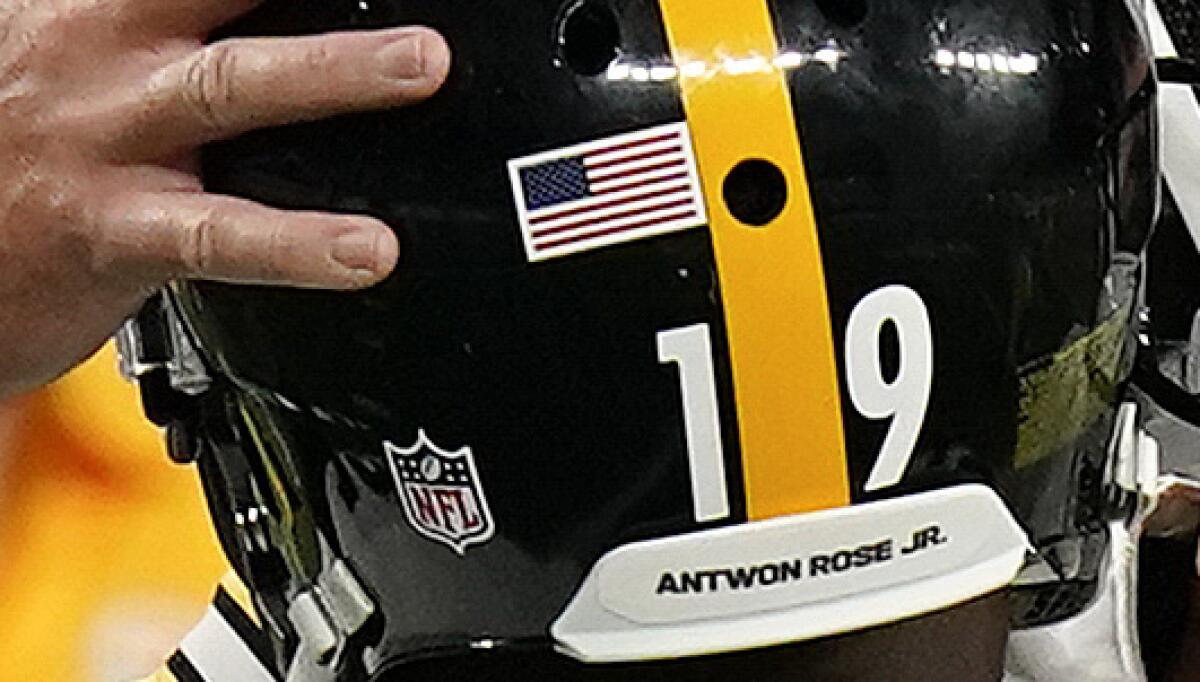 Pittsburgh Steelers wide receiver JuJu Smith-Schuster celebrates with quarterback Ben Roethlisberger. 
