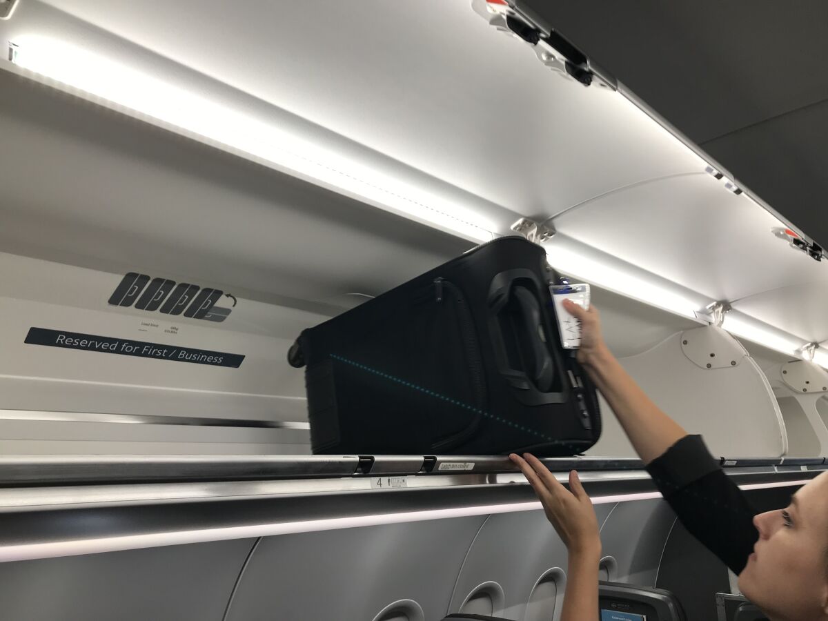 Aerolíneas agregan más espacio para equipaje de mano, pero eso no implica un permiso para empacar de Los Angeles Times