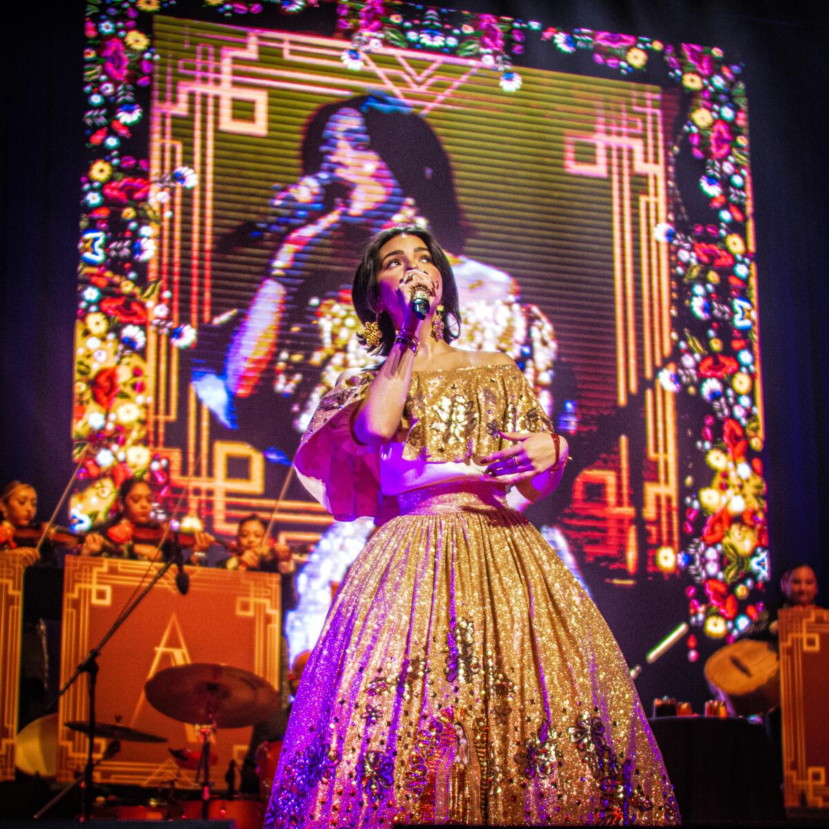 Ángela Aguilar en el escenario durante una presentación como parte de su gira "Piensa en mi".