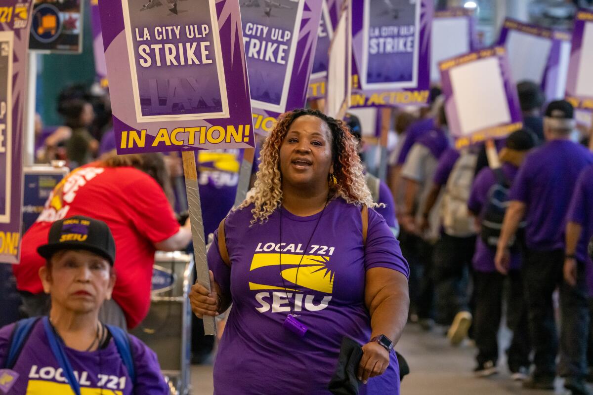Miles de trabajadores de la ciudad de Los Ángeles realizarán una huelga de un día el martes, anunció un sindicato.