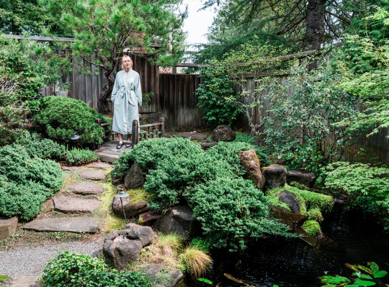 Freestone, CA - March 29, 2025: Simone Wilson explores the Japanese tea garden before taking the cedar enzyme bath. The well -being editor Alyssa Bereznak in an enzymatic cedar bath at the Osmosis Day Spa in Freestone, California, on Saturday, March 29, 2025. (Andri also / for the Times)