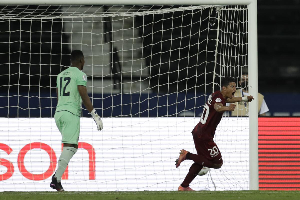 Ronald Hernández, de Venezuela, festeja tras anotar el tanto del empate.