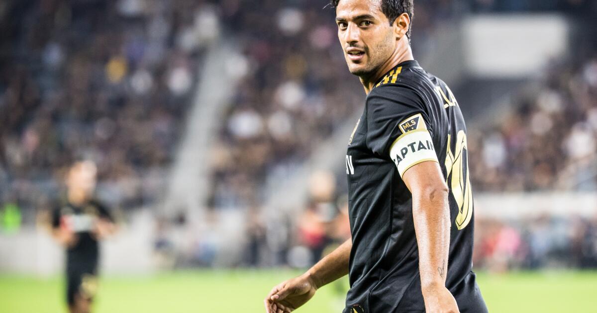 LAFC's Carlos Vela throws out first pitch at LA Dodgers game