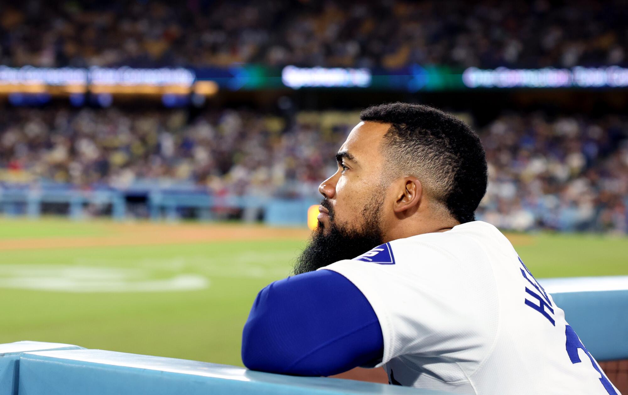Teoscar Hernández, Arizona Diamondbacks'e karşı oynanan maçı yedek kulübesinden izliyor.