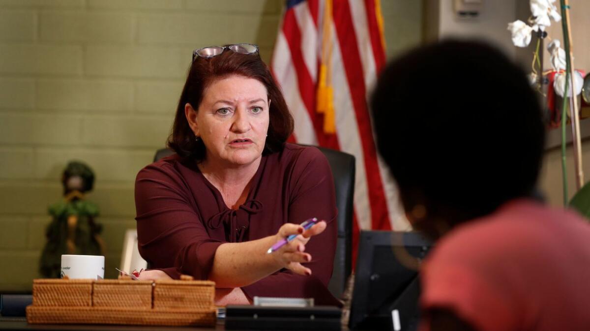 La senadora estatal Toni Atkins se reune con un miembro del personal en su oficina de San Diego el 2 de marzo. El 21 de marzo, Atkins se convertirá en la líder del Senado de California, la primera mujer en la historia en dirigir la cámara alta de la Legislatura.