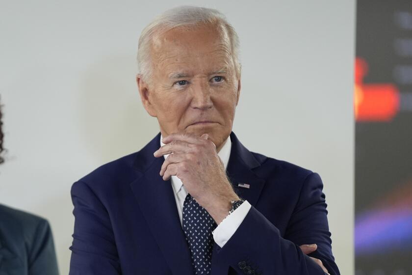 El presidente Joe Biden escucha en una visita al Centro de Operaciones de Emergencia de Washington D.C., el martes 2 de julio de 2024, en Washington. (AP Foto/Evan Vucci)