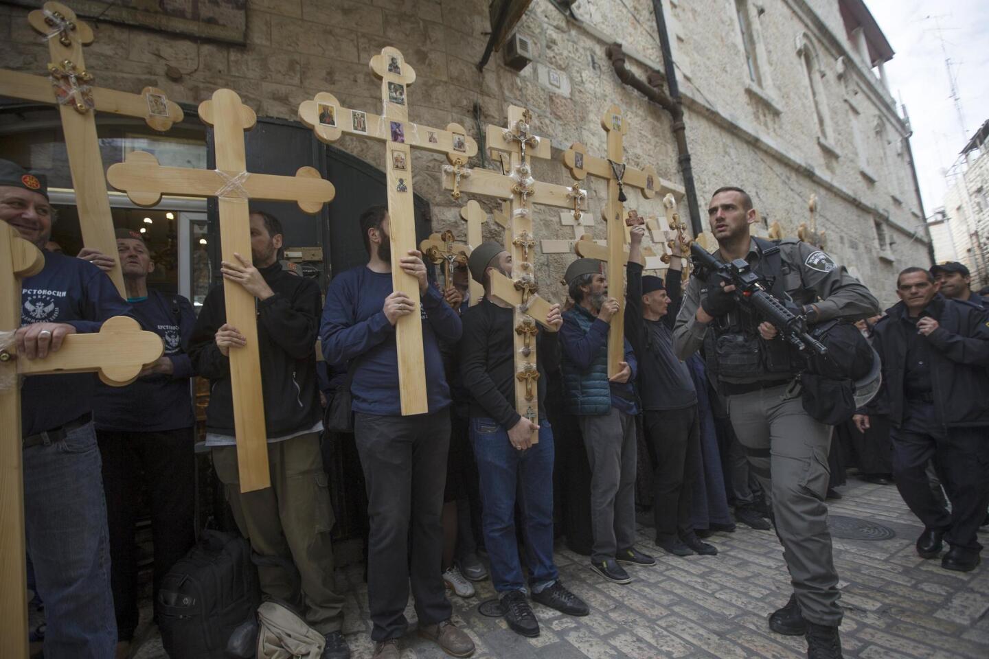 Varios creyentes cristianos particpan en una procesión de Viernes Santo por la Vía Dolorosa en el casco viejo de Jerusalén (Israel).