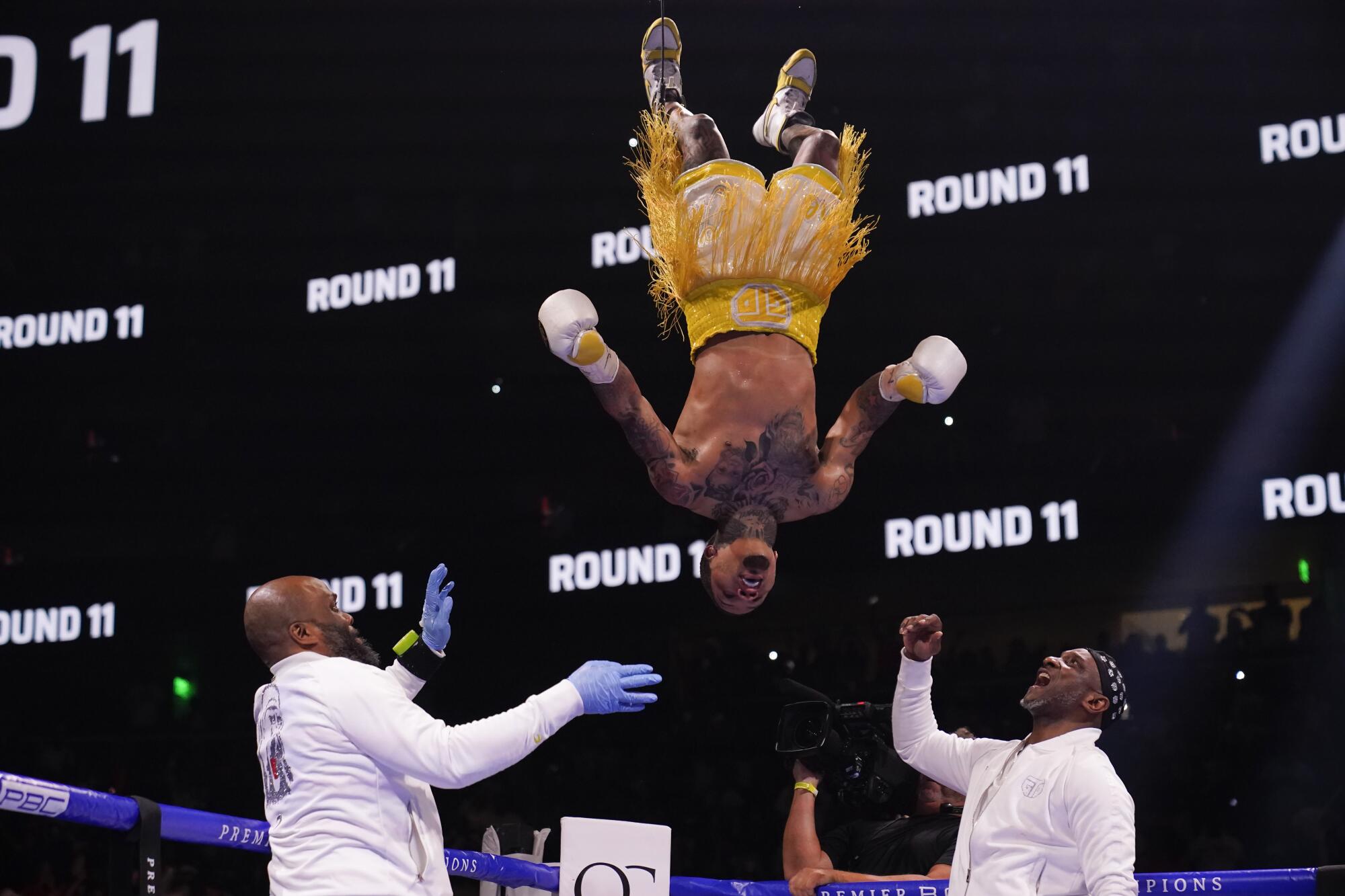 Gervonta Davis celebra con una voltereta tras derrotar a Mario Barrios.