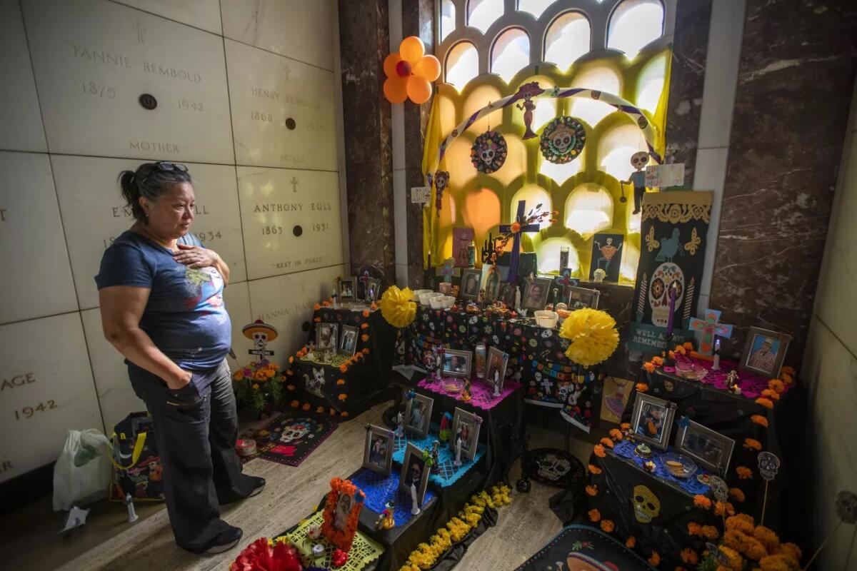 Ana Cuevas, de 51 años, de Norwalk en el Cementerio y Funeraria Calvary en el Este de Los Ángeles.