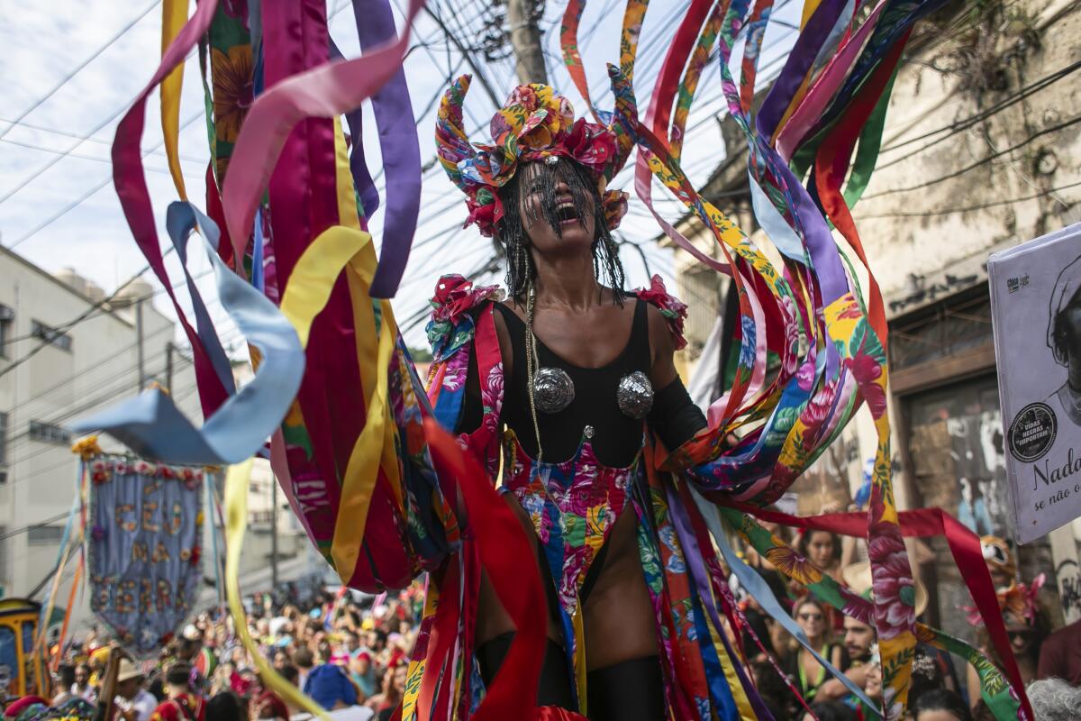 Raquel Potí actúa sobre zancos durante la "Ceu na Terra" o la fiesta callejera previa al Carnaval Cielo en la Tierra en Río de Janeiro, Brasil, el sábado 3 de febrero de 2024. (AP Foto/Bruna Prado)