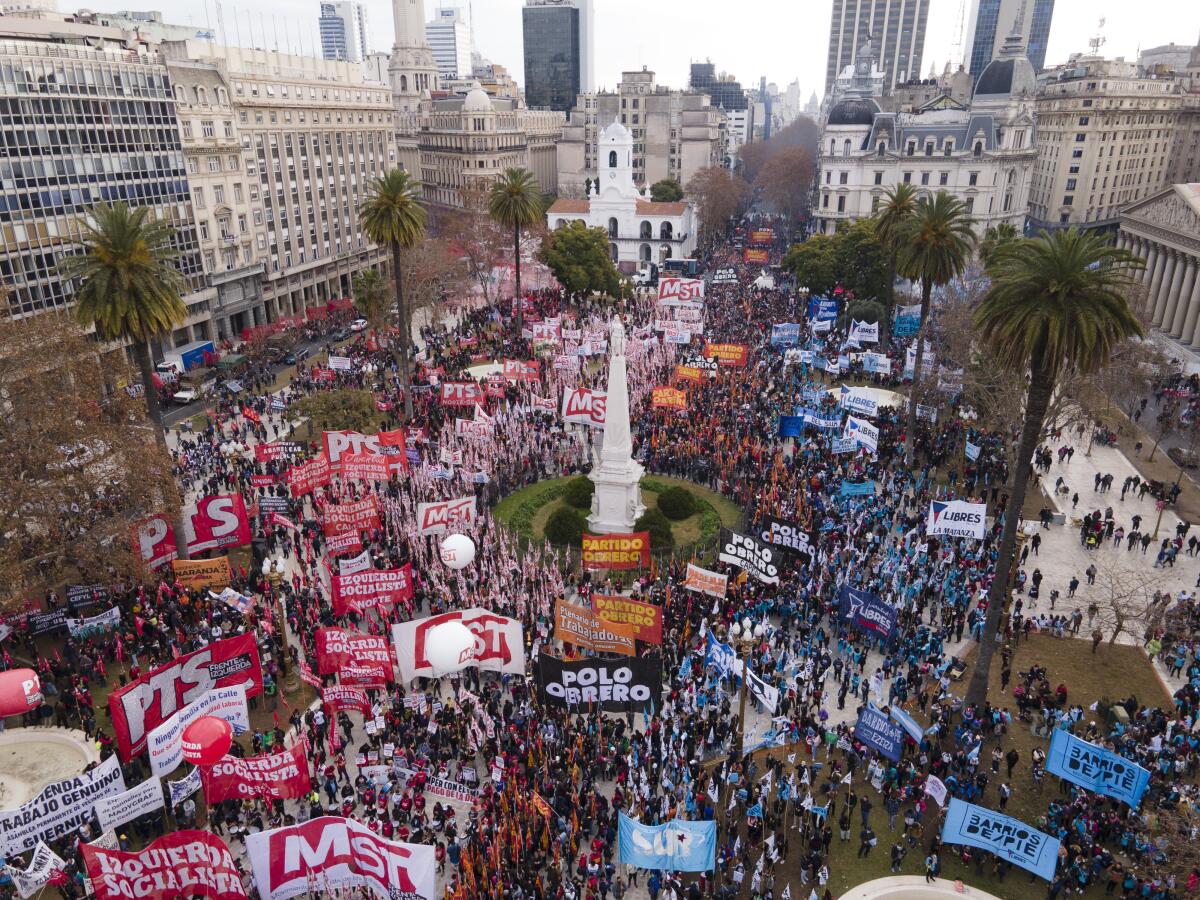 Manifestantes se reúnen en la Plaza de Mayo para expresar su rechazo al accionar del gobierno argentino
