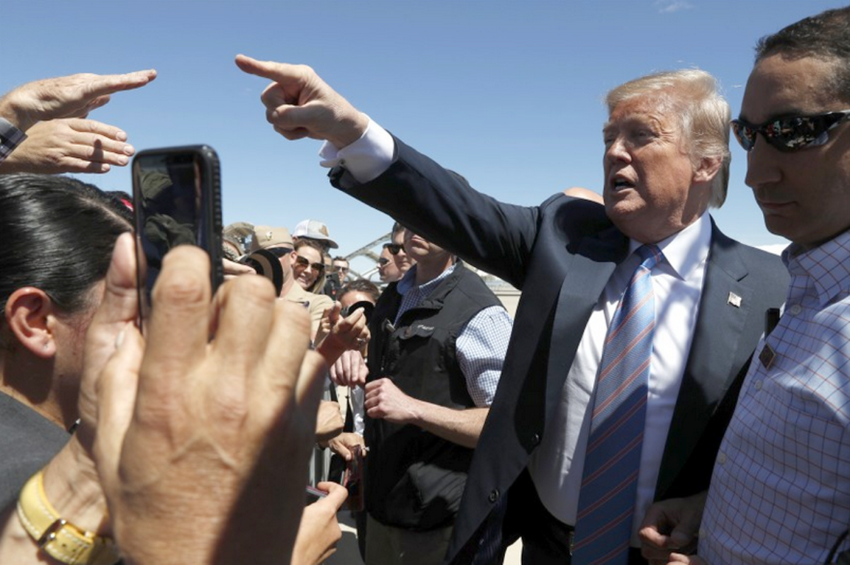 El presidente Donald Trump saluda a la gente después de llegar a la instalación aérea naval El Centro, en El Centro, California, el viernes 5 de abril de 2019.