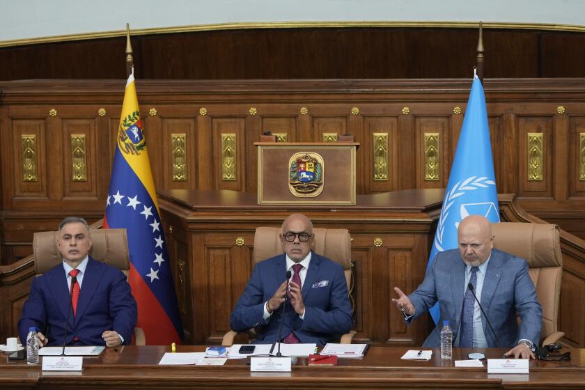 Karim Khan, fiscal jefe de la Corte Penal Internacional, a la derecha, habla junto al presidente de la Asamblea Nacional, Jorge Rodríguez, al centro, y al fiscal general de Venezuela, Tarek William Saab, en la Asamblea Nacional en Caracas, Venezuela, el lunes 22 de abril de 2024. (Foto AP/Ariana Cubillos)