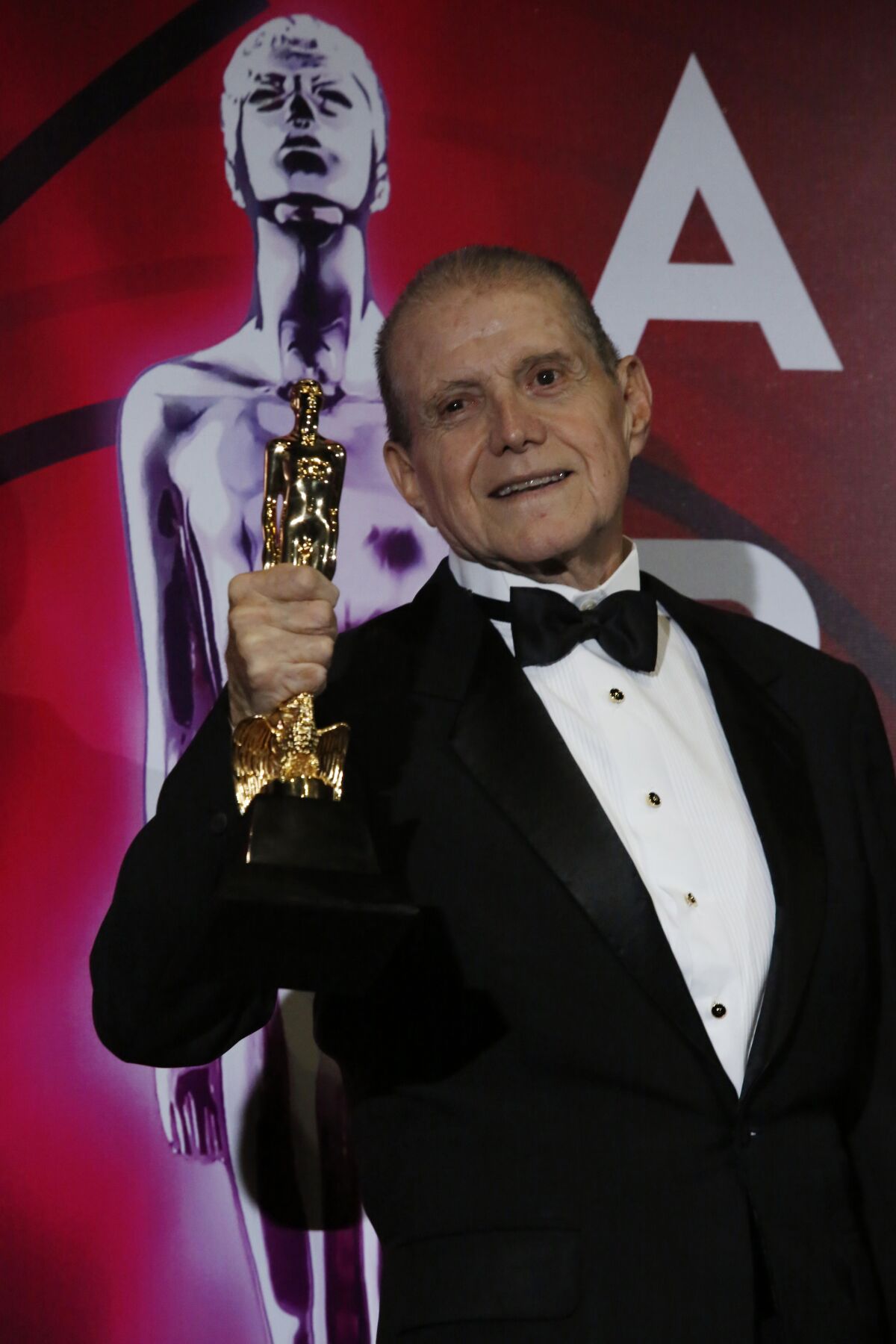 El actor mexicano Héctor Bonilla posa en la alfombra roja de la 61a edición 