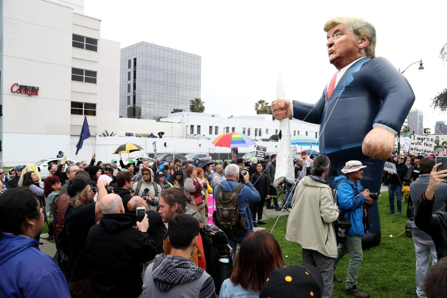 Manifestantes protestan con un muñeco inflable con la imagen de Trump, en Beverly Hills. La jornada de protestas en Los Ángeles comenzó en el Parque Beverly Gardens, a una calle del famoso Rodeo Drive.