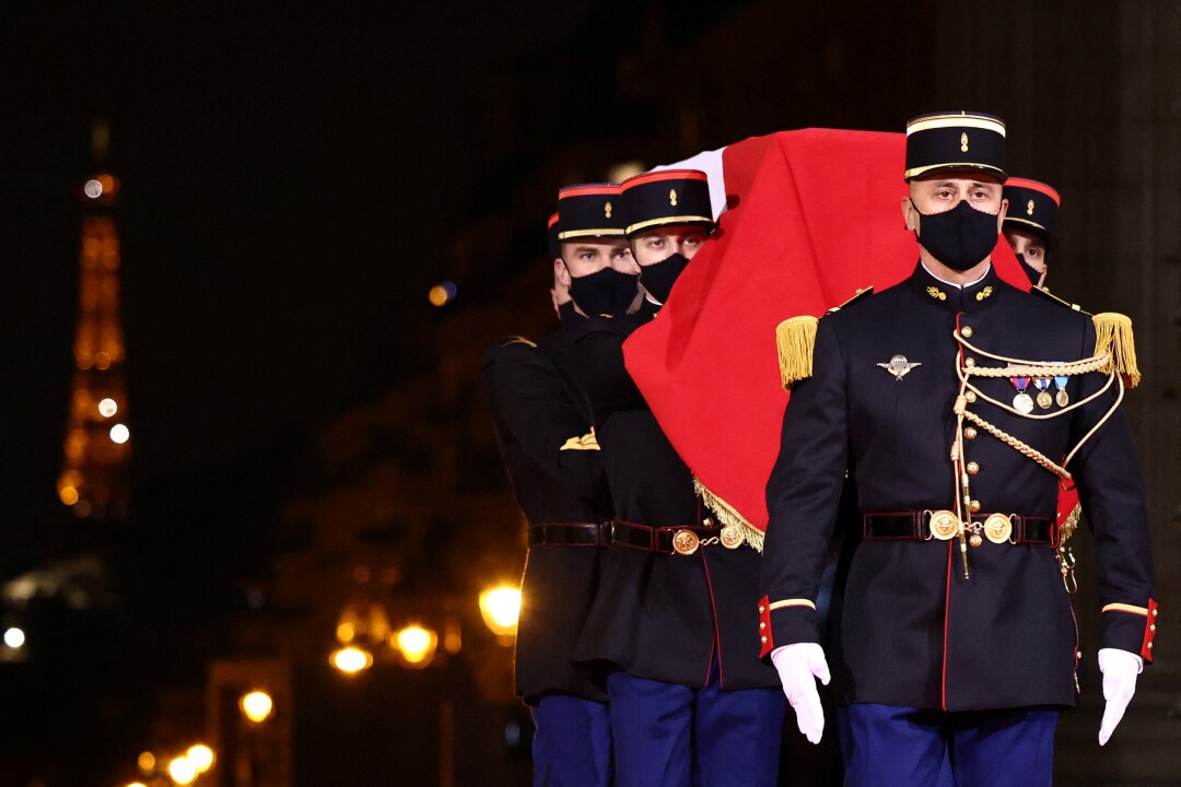 Tentara Prancis membawa cenotaph selama upacara yang didedikasikan untuk Josephine Baker.