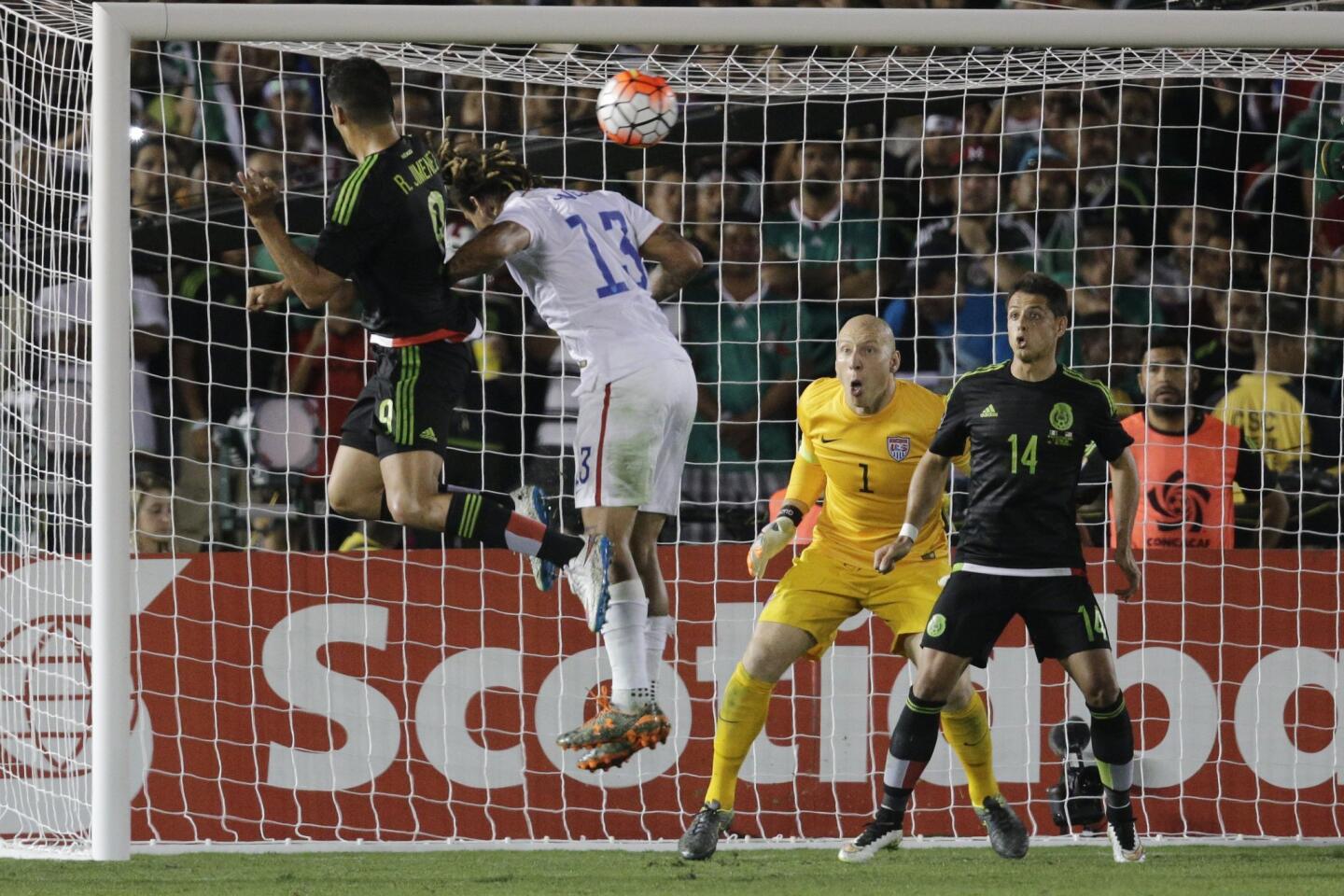 Javier Hernandez, Brad Guzan