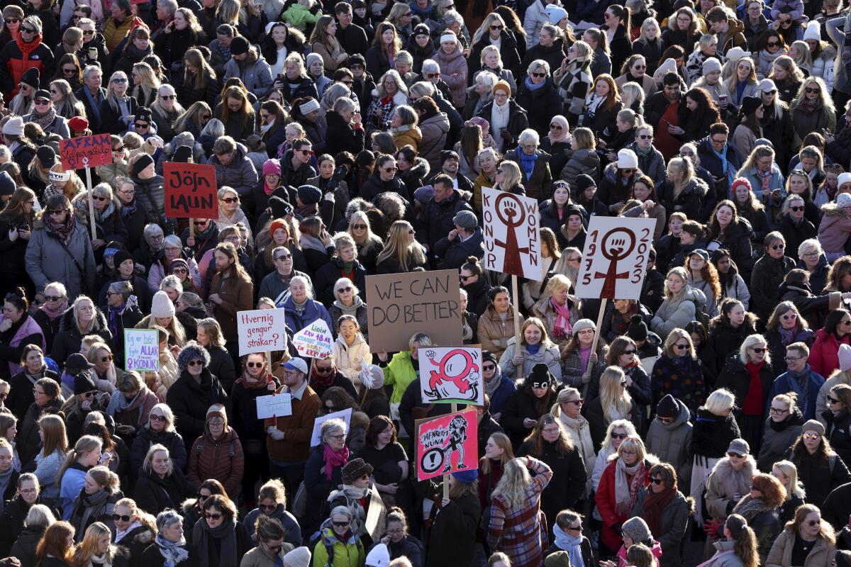 Mujeres de distintas partes de Islandia se reúnen durante una huelga en Reikiavik, Islandia