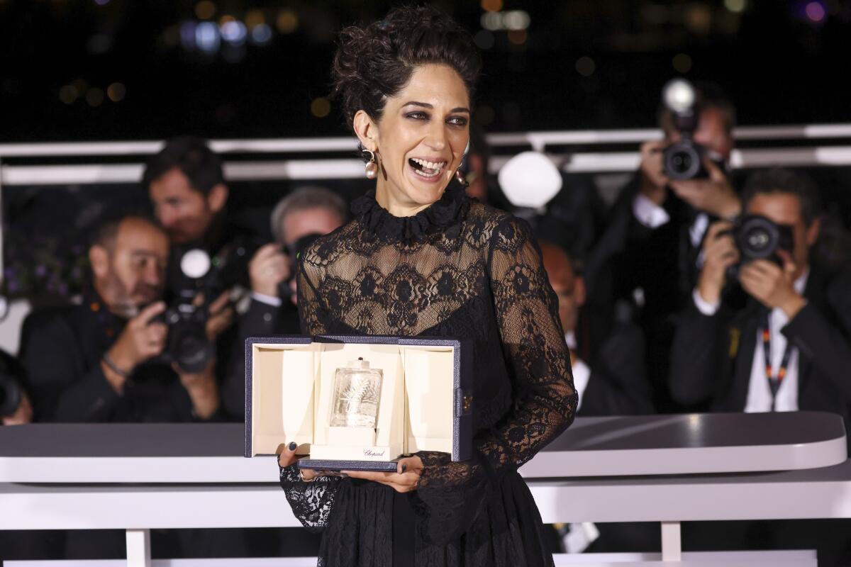 Zahra Amir Ebrahimi posa tras ganar el premio a la mejor actriz en el Festival de Cine de Cannes, por "Holy Spider