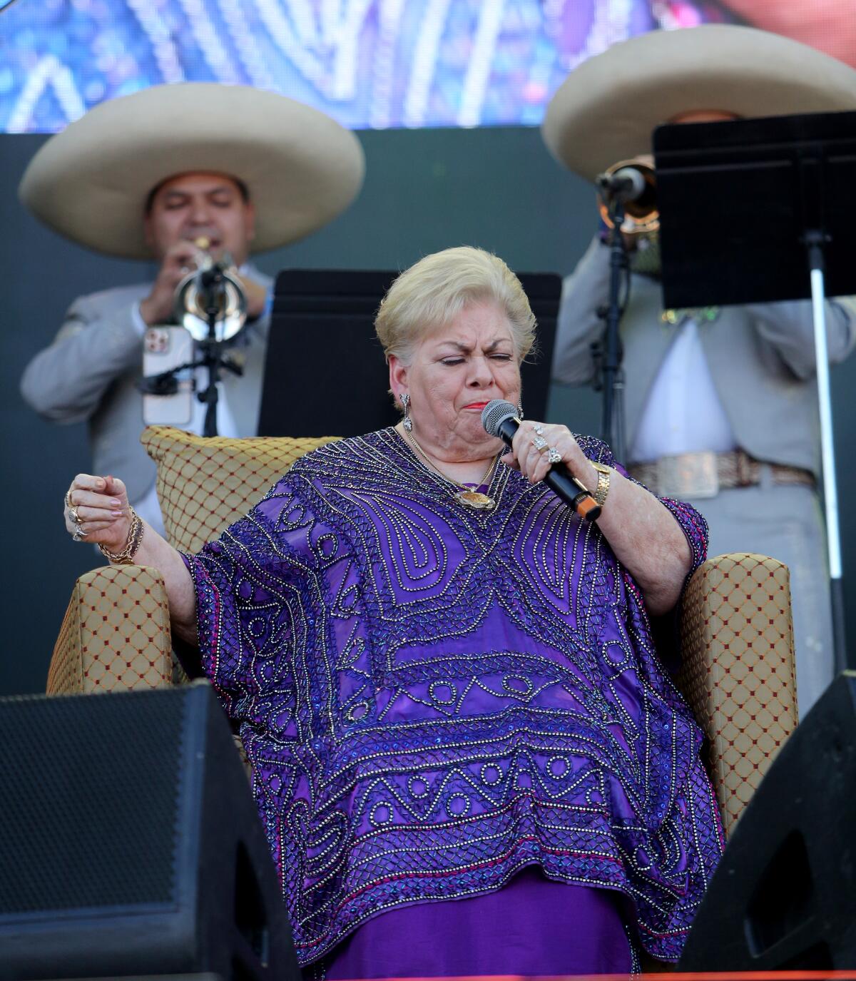 Paquita la del Barrio le cumple a su público de 'Bésame Mucho' tras haber estado hospitalizada hace 10 dias - Los Angeles Times