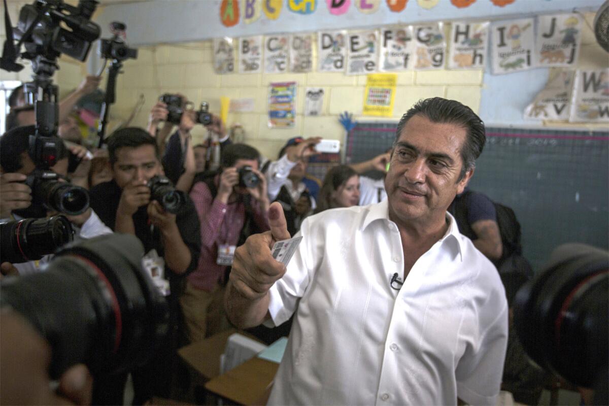 Jaime Rodríguez, mejor conocido como "El Bronco", un candidato independiente a la gobernación del estado de Nuevo León, al norte de México, muestra su dedo con la marca de tinta luego de votar en el poblado de Villa García, el domingo siete de junio de 2015. Rodríguez, el primer candidato independiente a una gobernación de México, lideró las encuestas a boca de urma en una cerrada votación celebrada el domingo. Esta fue la primera elección del país en la que se permite participar a candidatos no afiliados a los partidos tradicionales gracias a una reforma electoral aprobada el año pasado.