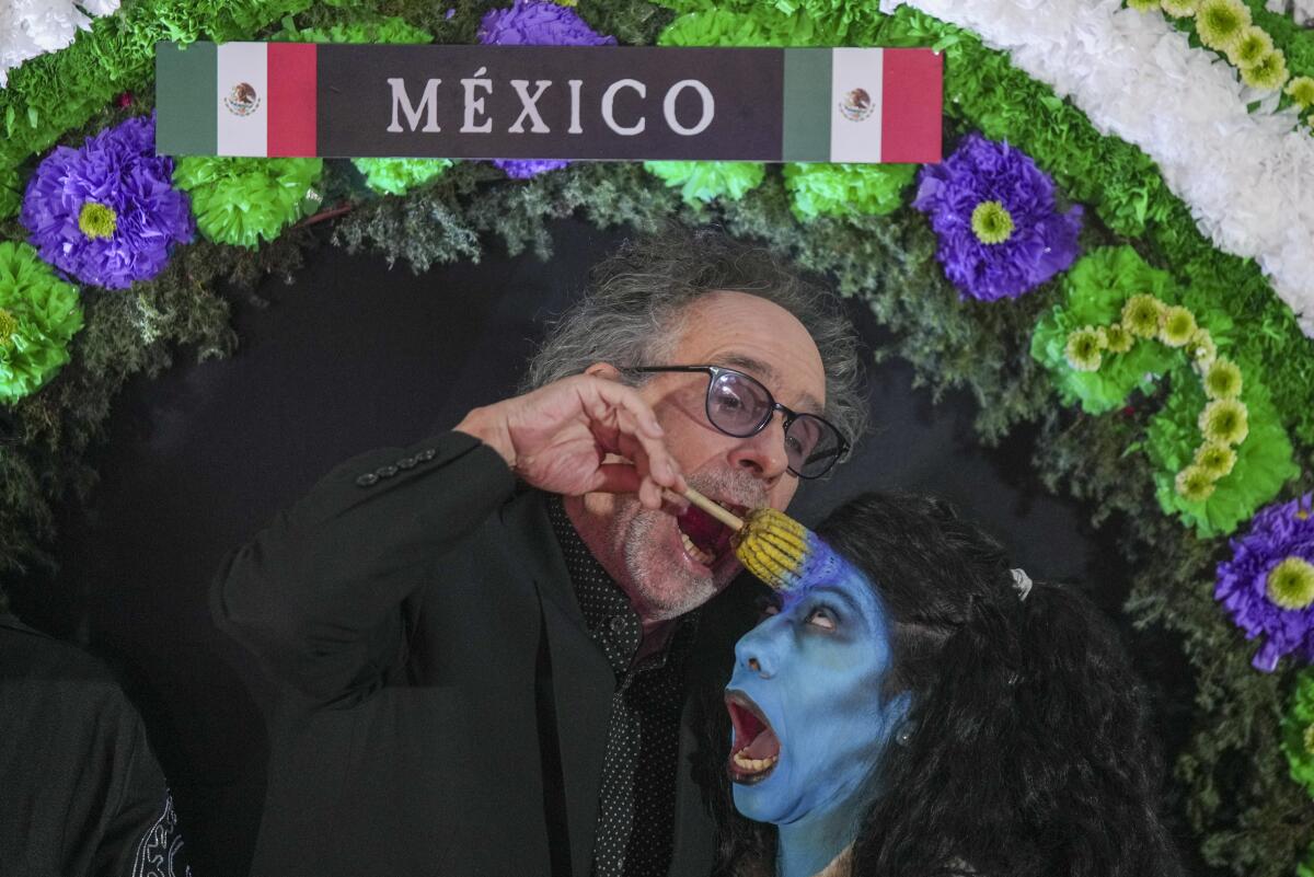 El director Tim Burton bromea con una actriz disfrazada