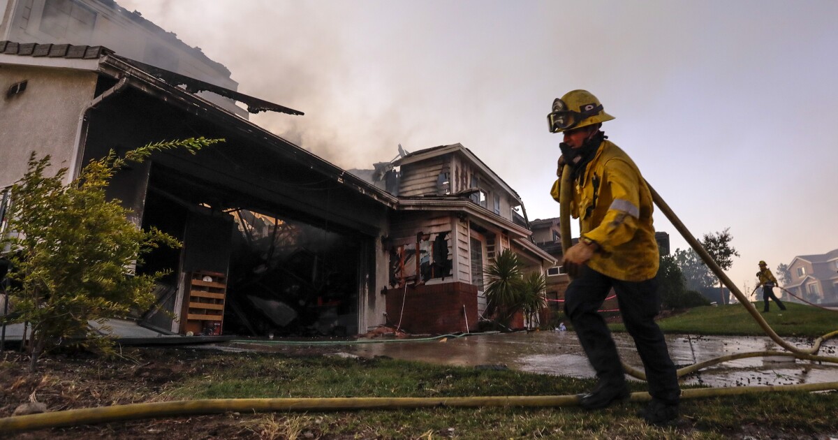 Tick fire in Santa Clarita Valley is burning homes and threatening ...