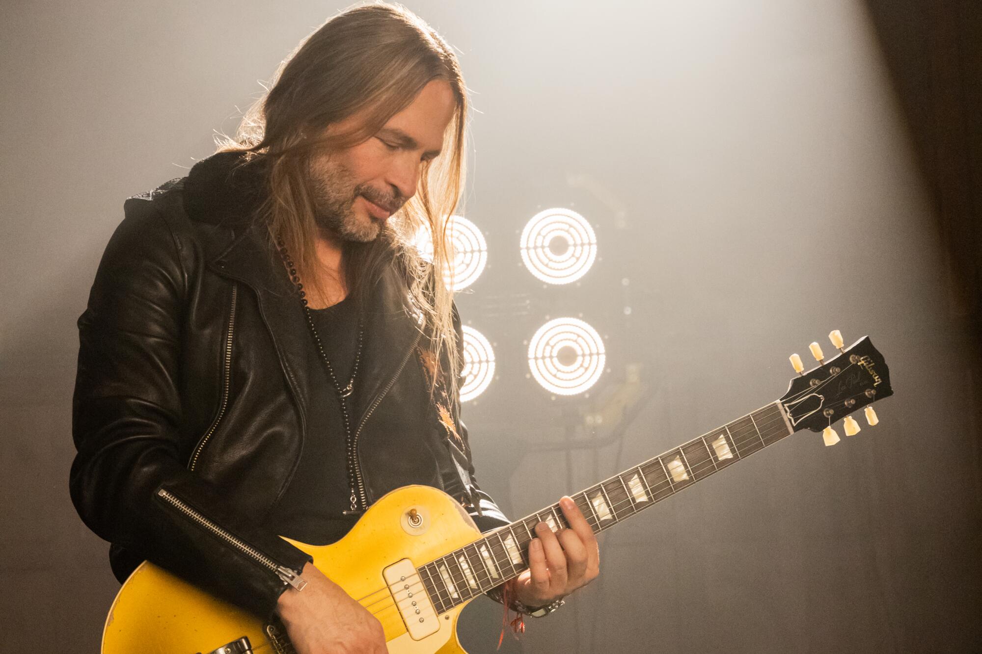 El músico de Maná posa tocando su guitarra Sergio Vallín 1955 Les Paul Goldtop.