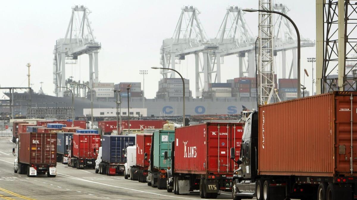 Foto de productos importados que llegan al Puerto de Long Beach.