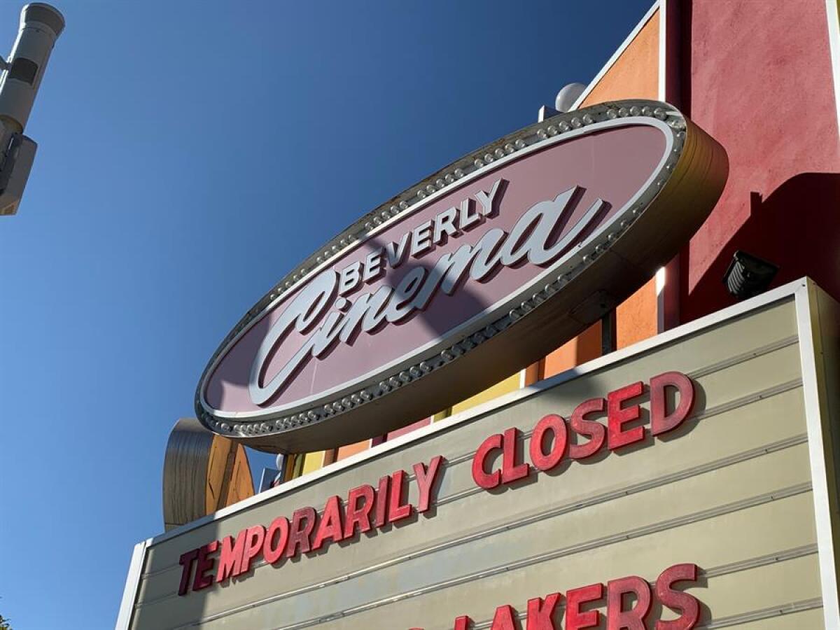 Un cartel anuncia el cierre temporal del cine New Beverly Cinema en Los Ángeles, California.