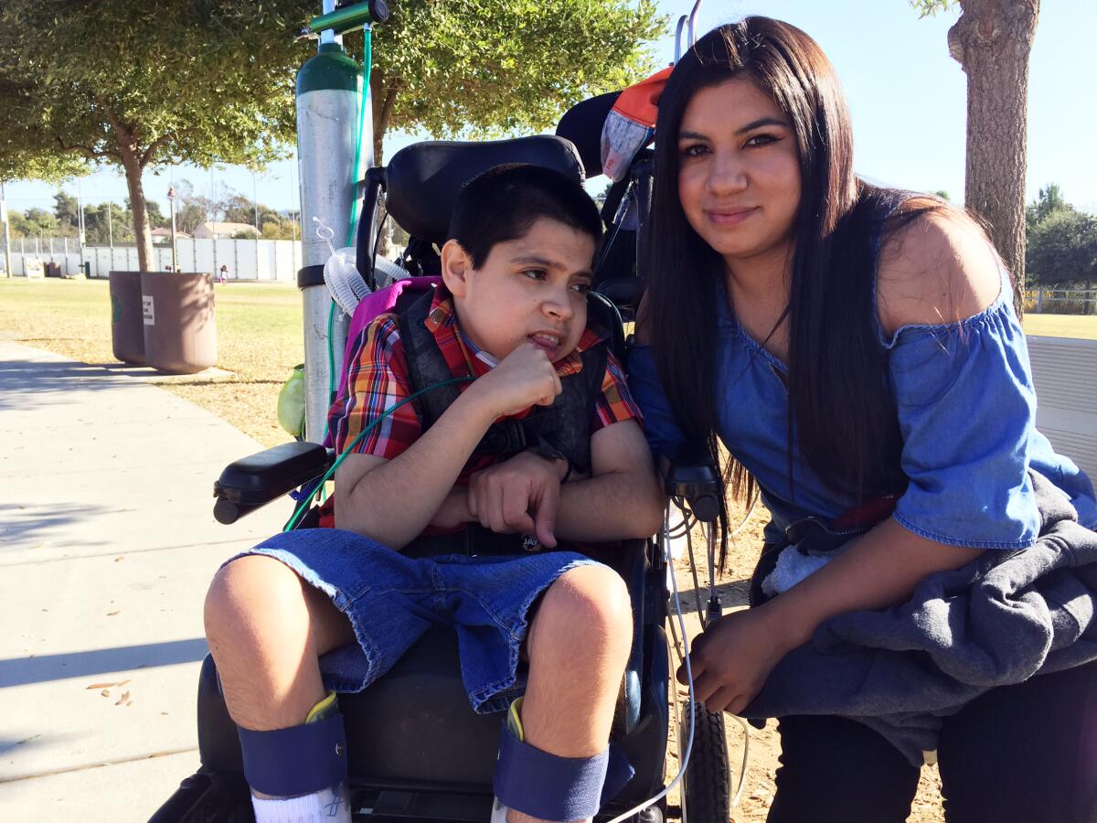 Izaiah Wallis, de 10 años, de Vista, se abraza con su mamá, Lucy Verde, de 30, en Sunset Park, en San Marcos, el domingo 3 de noviembre.