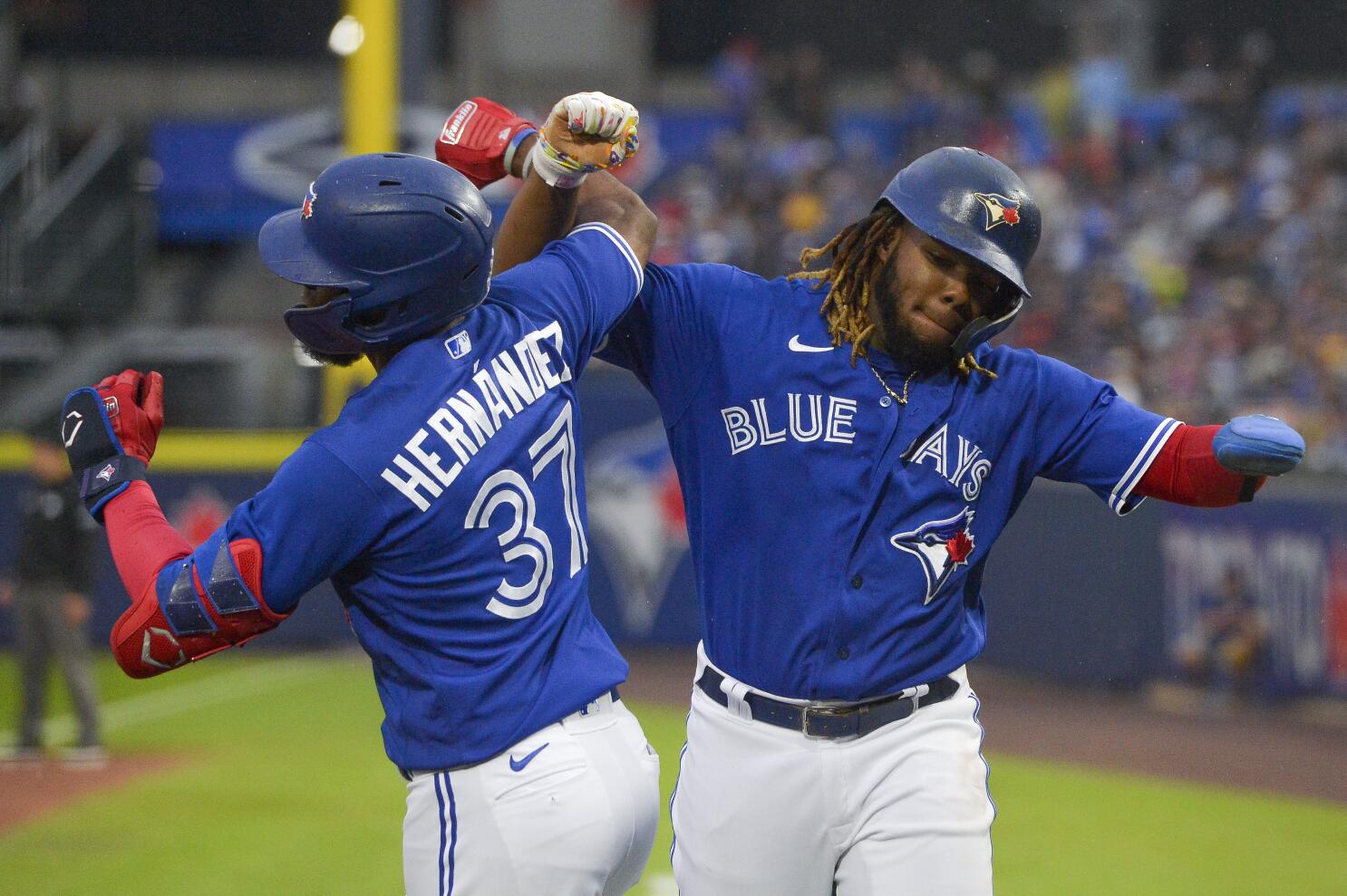 Guerrero hits 2 HRs to reach 30, Blue Jays rout Rangers 10-2 - The