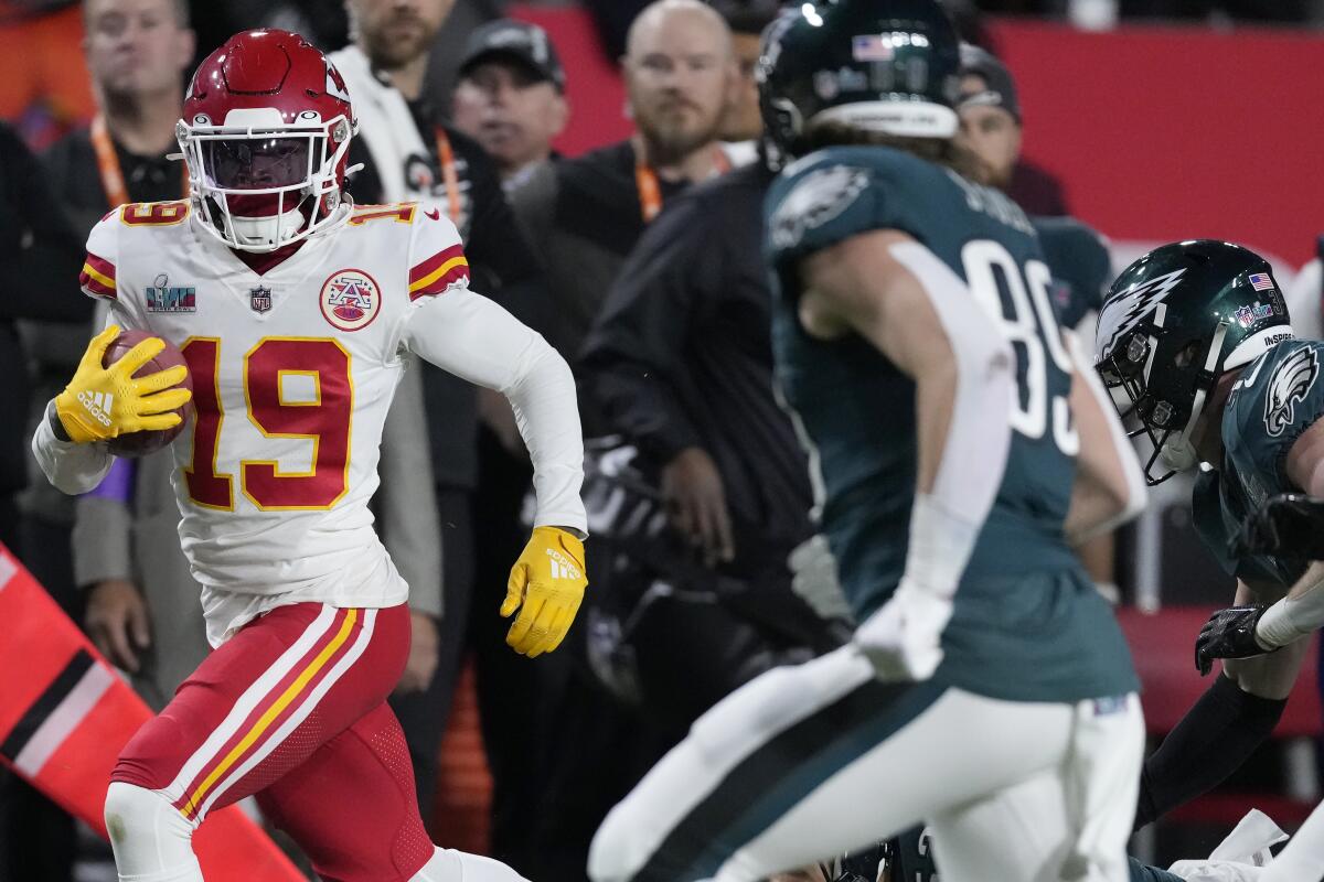 Chiefs' wild fumble-return sequence leads to improbable touchdown