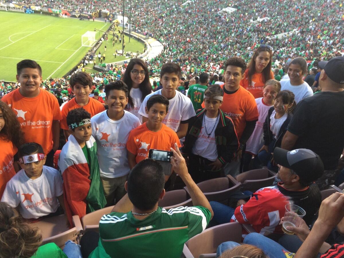 Organización regaló boletos a 30 chicos para juego de México en Pasadena.