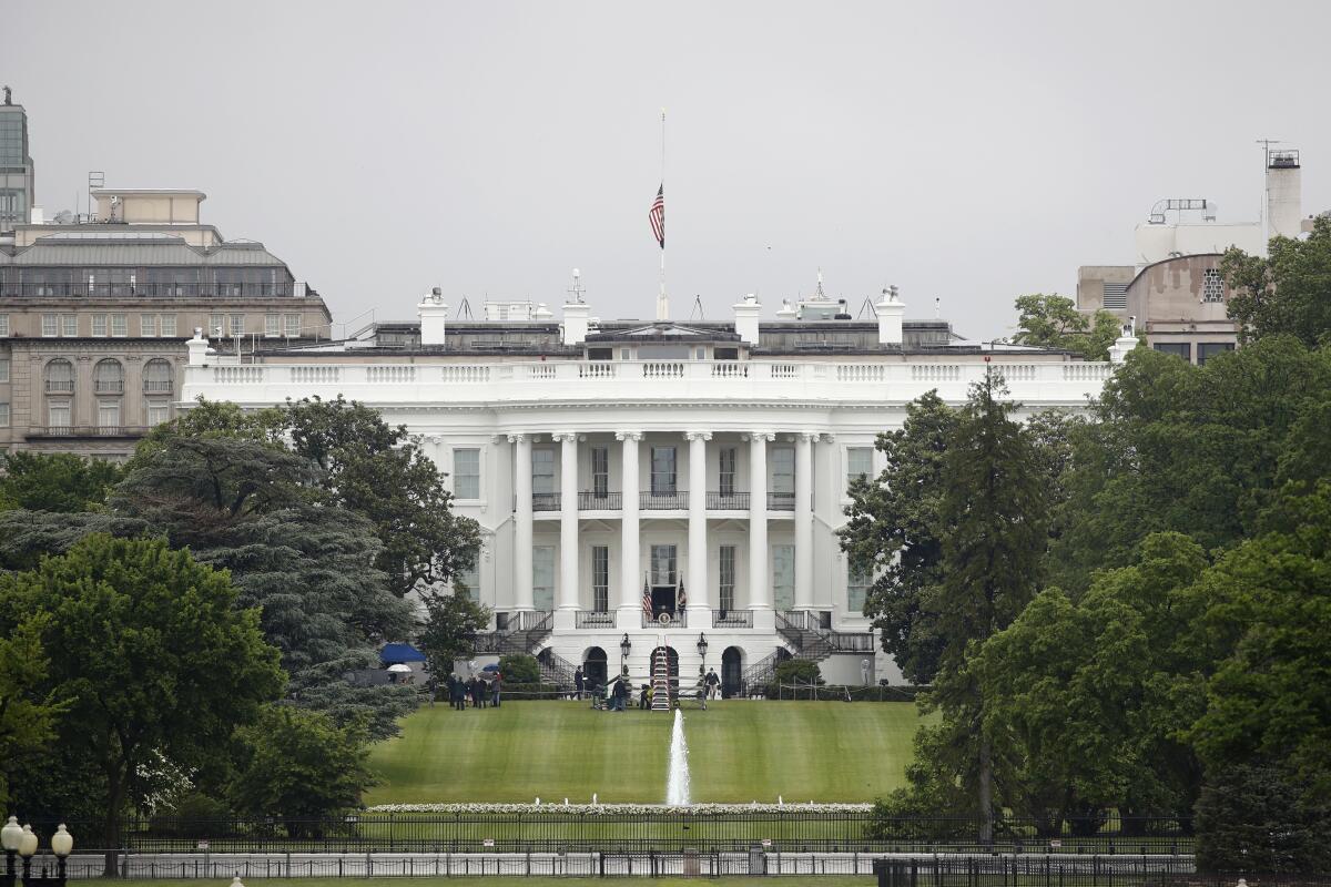 ARCHIVO - Esta fotografía de archivo del 22 de mayo de 2020 muestra la Casa Blanca con la bandera a media asta. (Patrick Semansky)